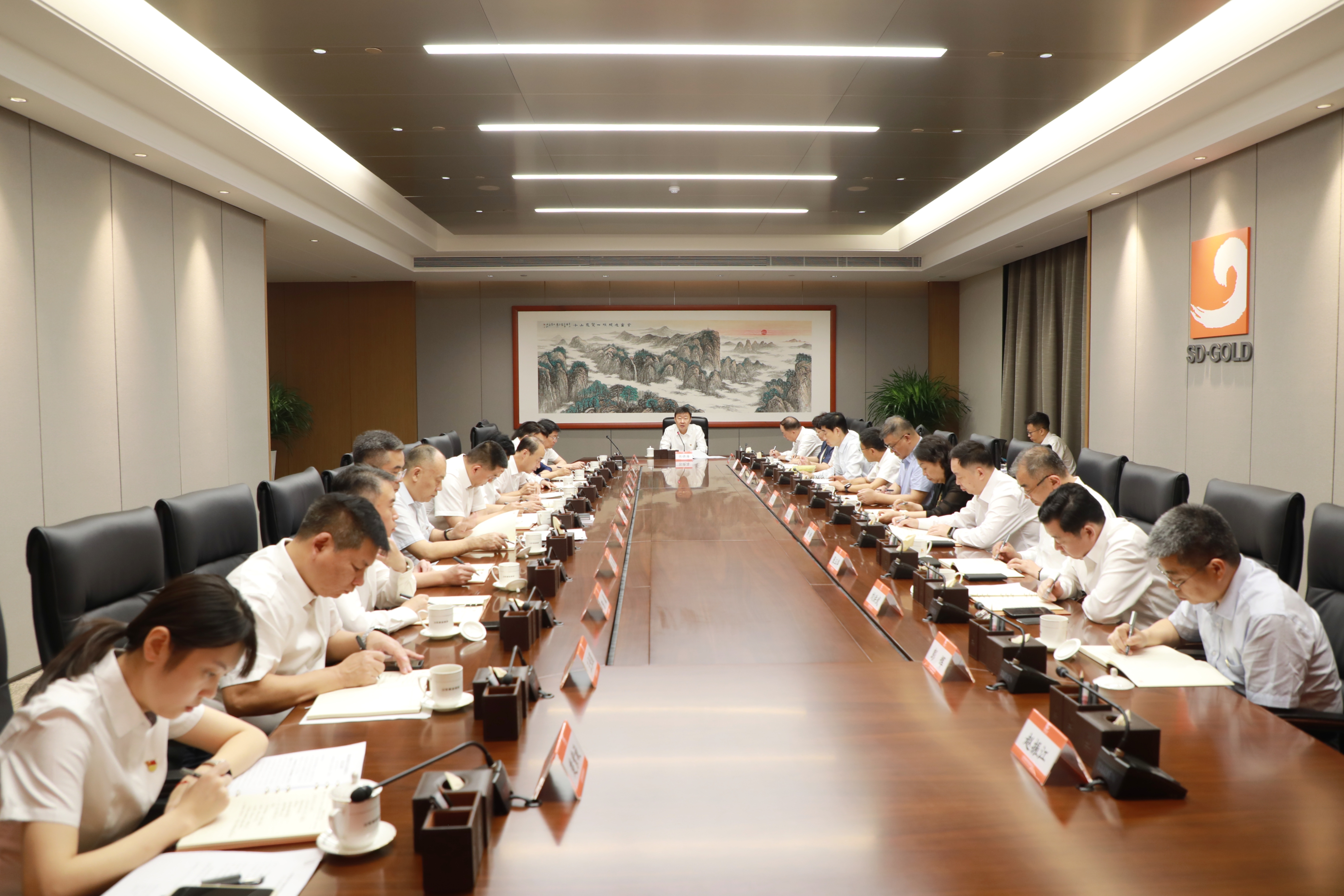 集团党委理论学习中心组举行整体学习