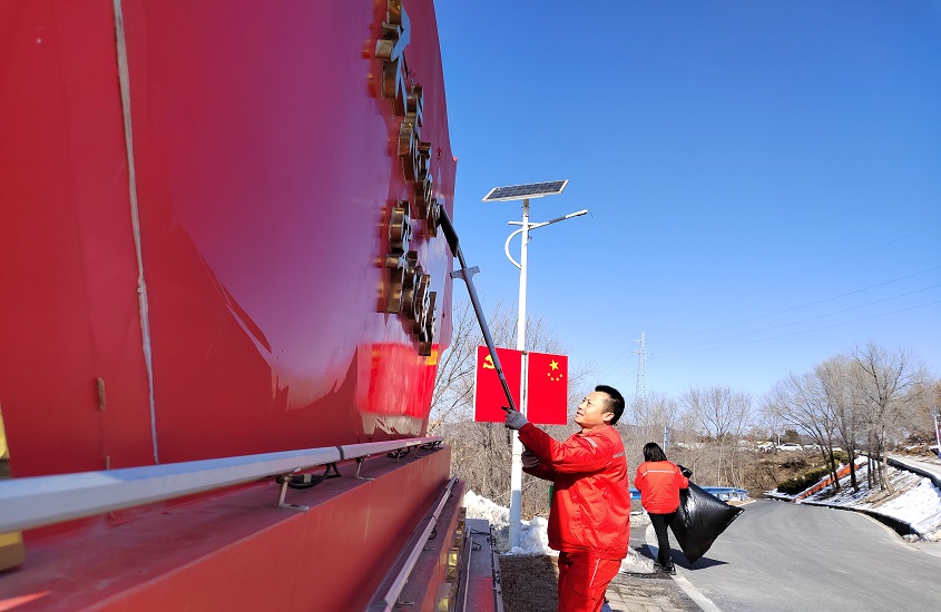 嵩县山金公司党委开展“爱我山金，，，，，，清洁家园，，，，，，集中攻坚”义务劳动